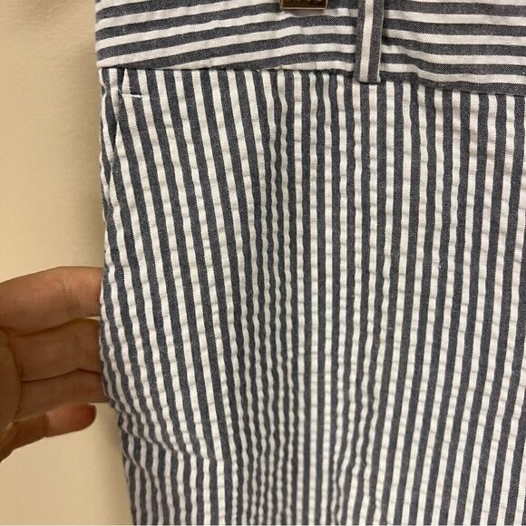 - Banana Republic seersucker flat front shorts. Size 2 - Picture 3 of 5
